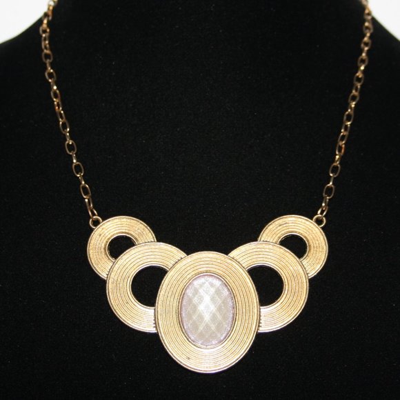 Pretty gold and pink stone necklace 18"